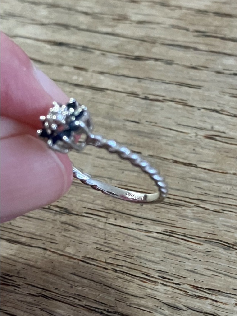 White 10k gold diamond and sapphire ring. - Picture 2 of 5